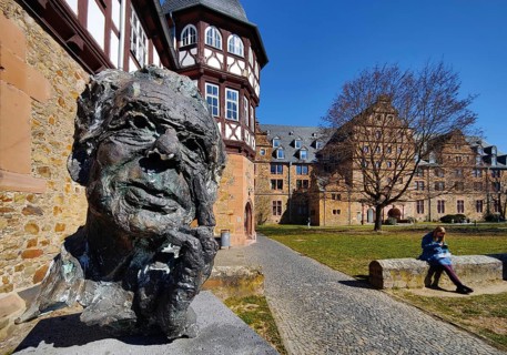 Head by Horst-Eberhard Richter in front of the New Palace and the Armoury of Justus Liebig