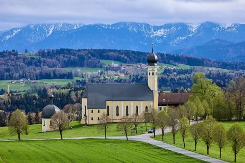 Pilgrimage church Wilparting St. Marinus, mountain landscape, meadow, trees, road, snow-covered