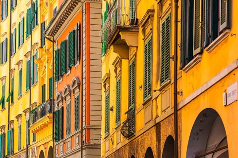 Pastel-coloured house facades with green shutters in the old town of Pisa, Pisa, Tuscany, Italy,