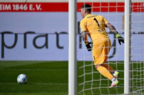 Goalkeeper Kevin Müller 1. FC Heidenheim 1846 FCH (01) Action on the ball Voith-Arena, Heidenheim,
