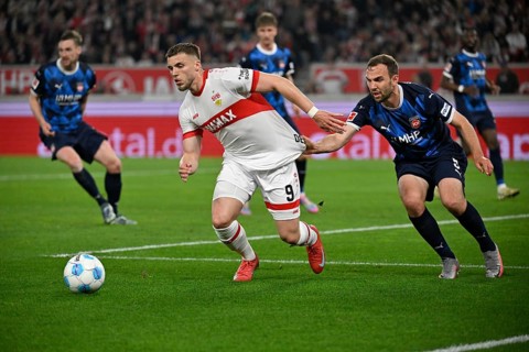 Duel, action Ermedin Demirovic VfB Stuttgart (09) against Benedikt Gimber 1. FC Heidenheim 1846 FCH