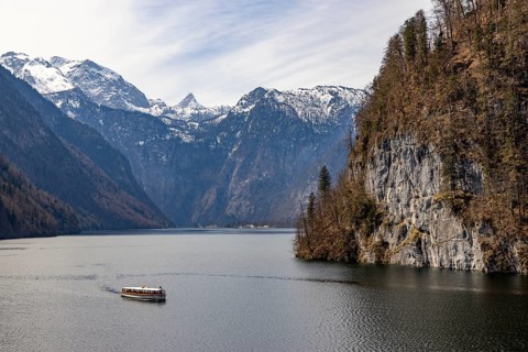 Excursion boat on the Königssee, behind the Steinerne Meer, Berchtesgaden National Park, Schönau am
