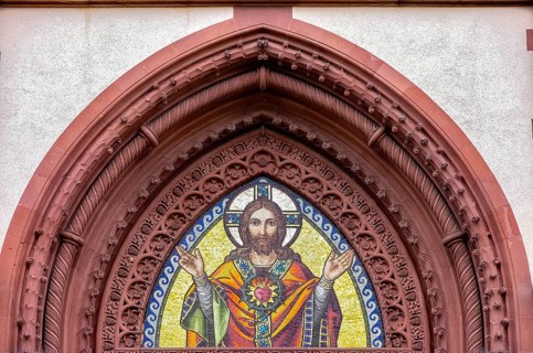 Musical depiction of Jesus Christ in the pointed arch of the main portal of the Church of the