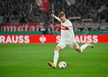 Maximilian Mittelstaedt VfB Stuttgart (07) on the ball, STRAUSS perimeter advertising, logo, DFB