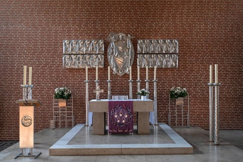 Altar of St Laurentius Church, church building from the 1970s, Möhrendorf, Middle Franconia,