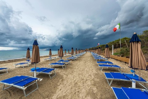 Empty beach, dramatic, gloomy sky, weather, clouds, thunderstorm, stormy, stormy weather, coast,