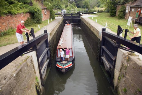 Navigating narrow boat lock River Avon, Fladbury lock, Cropthorne, Worcestershire, England, UK