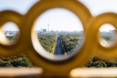 Marathon runners at the starting point, photographed through the railing of the Victory Column, at
