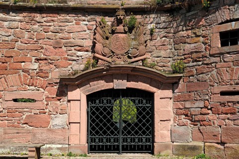 Coat of arms with lion's head and weapons, 1683, with the slogan: Honi soit qui mal y pense in the