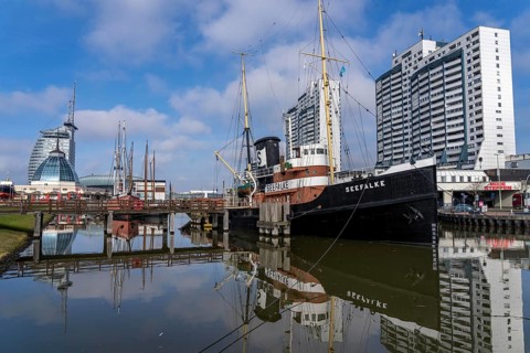 Old harbour, harbour basin, harbour district, Sail City building, Klimahaus Bremerhaven, museum