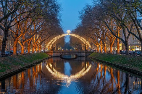 Königsallee, Kö, elegant shopping street in the city centre of Düsseldorf, arc of light over the