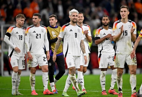 German players celebrate with fans, Robert Andrich GER (08) Robin Gosens GER (21) Maximilian