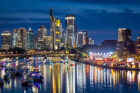 Around 12, 000 visitors listen to the sounds of the Frankfurt Radio Symphony Orchestra under the
