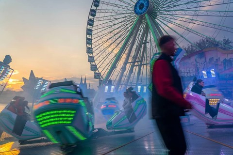 Deutz funfair on the Rhine, at Easter, funfair, break-dancer ride, employees, ticket inspectors,