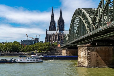 Cologne Cathedral, view from Deutzer Ufer, Hohenzollern Bridge, railway bridge over the Rhine,
