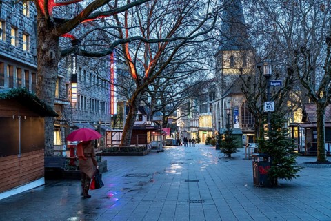 Christmas lockdown in the Corona crisis, empty shopping street, closed shops, hardly any
