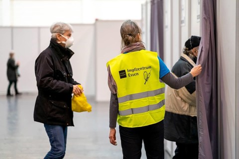Start in the vaccination centre for corona vaccinations, in a hall of Messe Essen, for people over