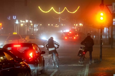 Cyclist, darkness, inner city traffic, Rüttenscheider Straße, bicycle lane, fog, autumn, winter,
