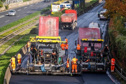 New whisper asphalt surface for the A40 motorway, in the city of Essen, direction Dortmund, 95, 000