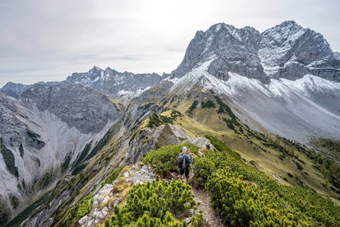 Mountaineers on a hiking trail on the ridge of Hahnkampl, mountain panorama with rocky steep peaks,