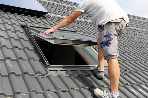 Installation and assembly of new roof windows as part of a roof covering