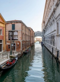 Venetian gondolas on the Rio di Palazzo canal with Bridge of Sighs, Venice, Veneto, Italy, Europe