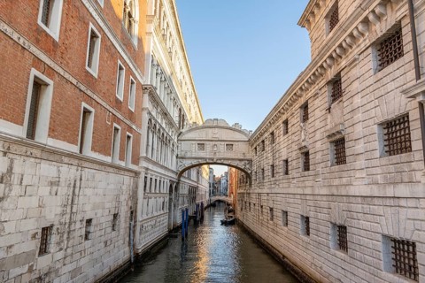 Bridge of Sighs or Ponte dei Sospiri at the Doge's Palace over the Rio di Palazzo, Venice, Veneto,