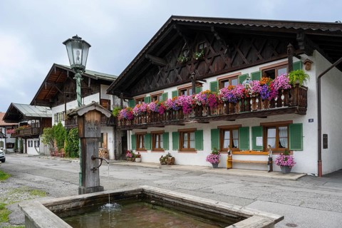 Typical Bavarian houses, balconies with geraniums, Frühlingstraße, Garmisch,
