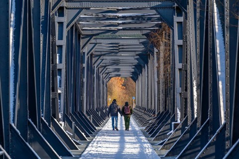 Hikers on the Europabrücke Bienenwerder, also Europabrücke Neurüdnitz-Siekierki with snow in
