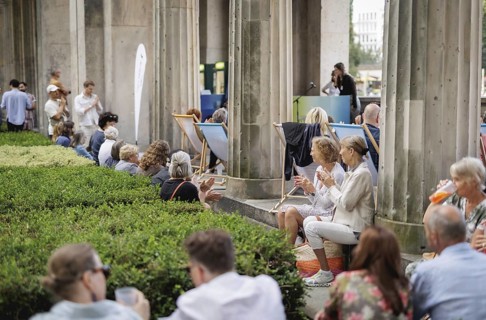 Reading by Ulrike C. Tscharre and live music at the Kolonnaden Bar on Museum Island in Berlin,