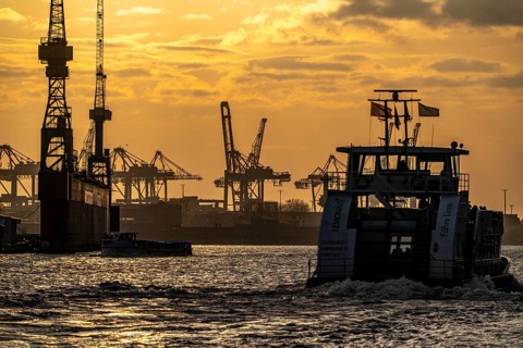 Port of Hamburg, view of the Blohm + Voss shipyard, evening, cranes of the container terminals,