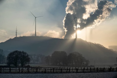Windpark Halde Oberscholven, smoke clouds from the cooling tower and chimney of the Uniper
