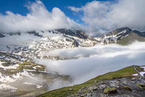 Mountain panorama with high fog in the valley, summit Hochfeiler, Hoher Weißzint and Hochsteller