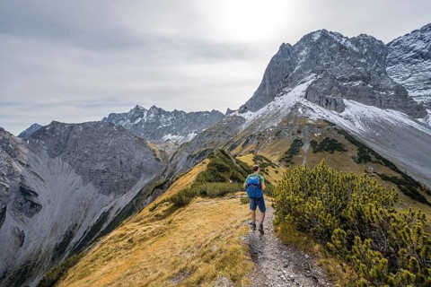 Mountaineers on a hiking trail on the ridge of Hahnkampl, mountain panorama with rocky steep peaks,