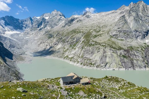 Capanna da l'Albigna, Albinga hut, above dam of reservoir Lake Albigna near village Vicosoprano,