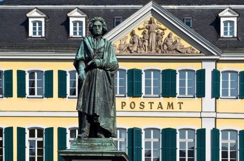 Europe, Germany, North Rhine-Westphalia, Bonn, Old Town, Beethoven Monument on Münsterplatz, Bonn,