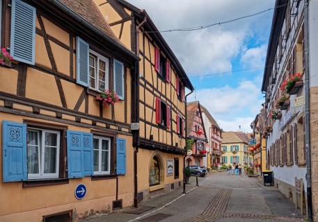 Well-kept half-timbered houses and floral decorations characterise the town centre of Eguisheim in