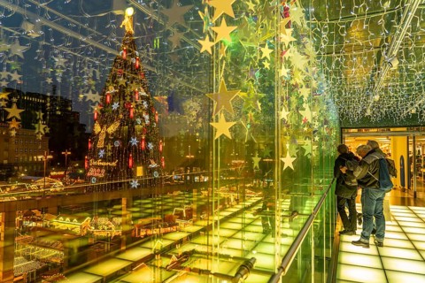 Christmas market in Dortmund, Hansaplatz, view from a pedestrian gallery between 2 department