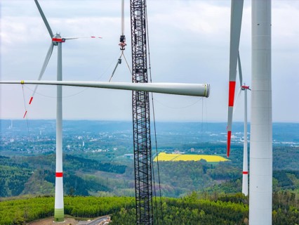 Erection of a wind turbine, wind energy plant, assembly of the third blade, with a crawler lattice