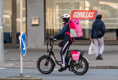 Bicycle courier of the fast delivery service Flink, delivers groceries, currently in over 40 German