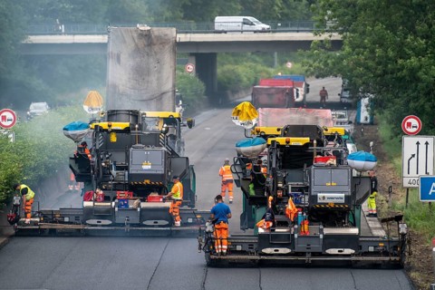 Renewal of the road surface on the A40 motorway between the Kaiserberg junction and Mülheim-Heißen,