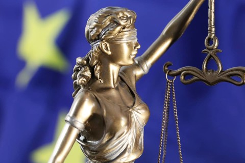 Symbolic image: Justitia in front of a European flag