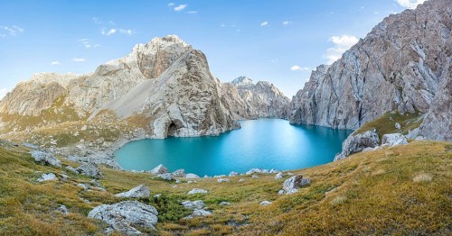 Turquoise mountain lake Kol Suu with rocky steep mountains, Kol Suu Lake, Sary Beles Mountains,