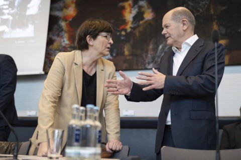 Olaf Scholz (SPD), Federal Chancellor speaks with Saskia Esken, Federal Chairwoman of the SPD,