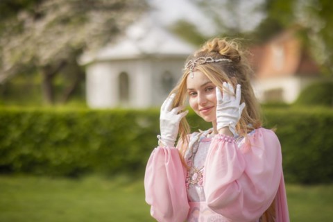 Cinderella can also be seen around Moritzburg Castle in spring. Model Tamara Kretschmer once again
