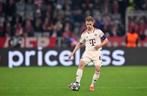 Joshua Kimmich FC Bayern Munich FCB (06) Action on the ball perimeter advertising Mastercard