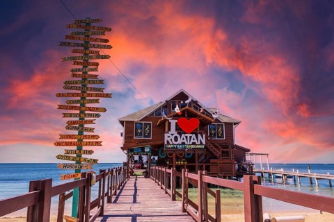 Roatán, Honduras », January 2020: a wooden bar over the sea at West End Beach on the island of