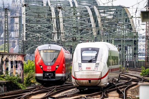 Rail traffic on the line between Cologne Central Station and Cologne-Deutz, Hohenzollern railway