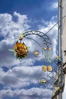 Nose sign of the Hotel Rose, 18th century, Rosenstraße 6, behind the tower of the parish church of
