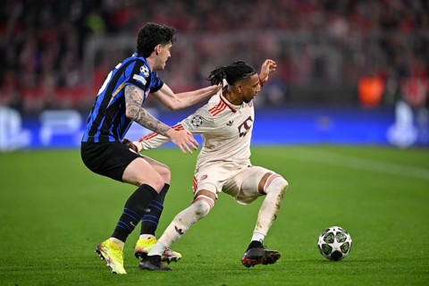 Duel, action Alessandro Bastoni Inter Milan (95) against Michael Olise FC Bayern Muenchen FCB (17)